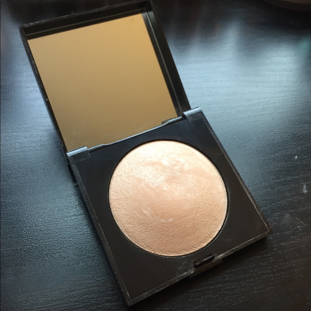 Laura Mercier Matte Radiance Baked Powder